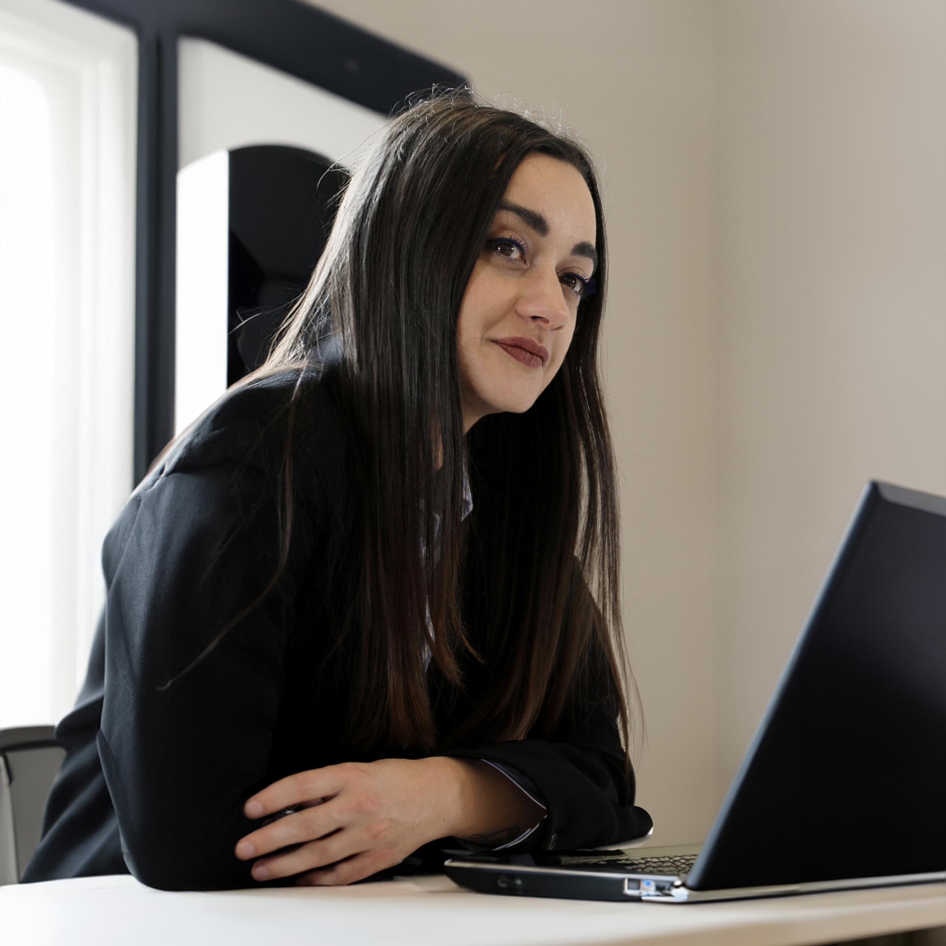 Conseillère-souriante-en-communication-téléphonique-service-clientèle